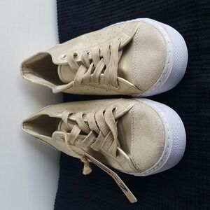 Super 7 gold tone Sneakers style 1027 Size 9
